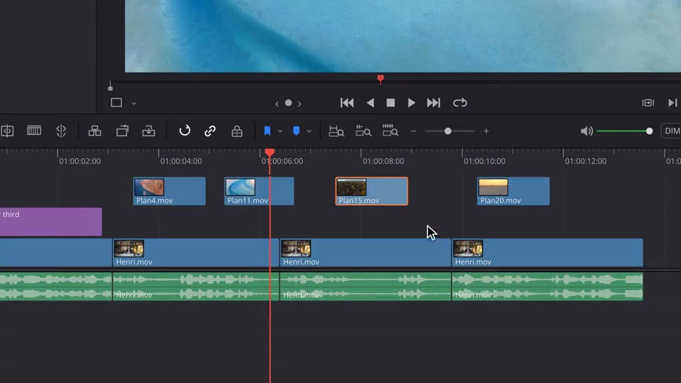 Ein B-Roll-Clip wird auf der Timeline verschoben und im Monitor abgespielt